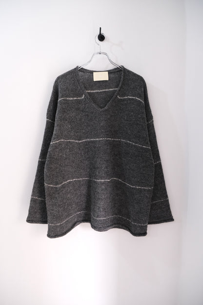 V-NECK LINE BORDER SWEATER