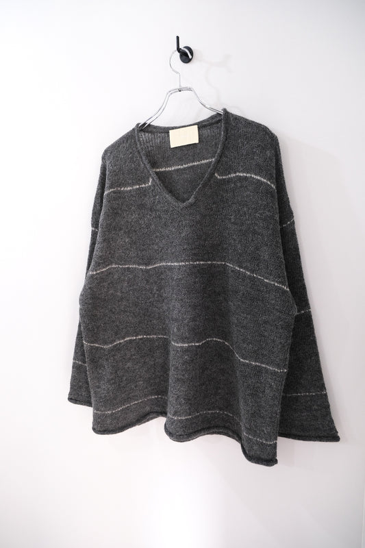 V-NECK LINE BORDER SWEATER