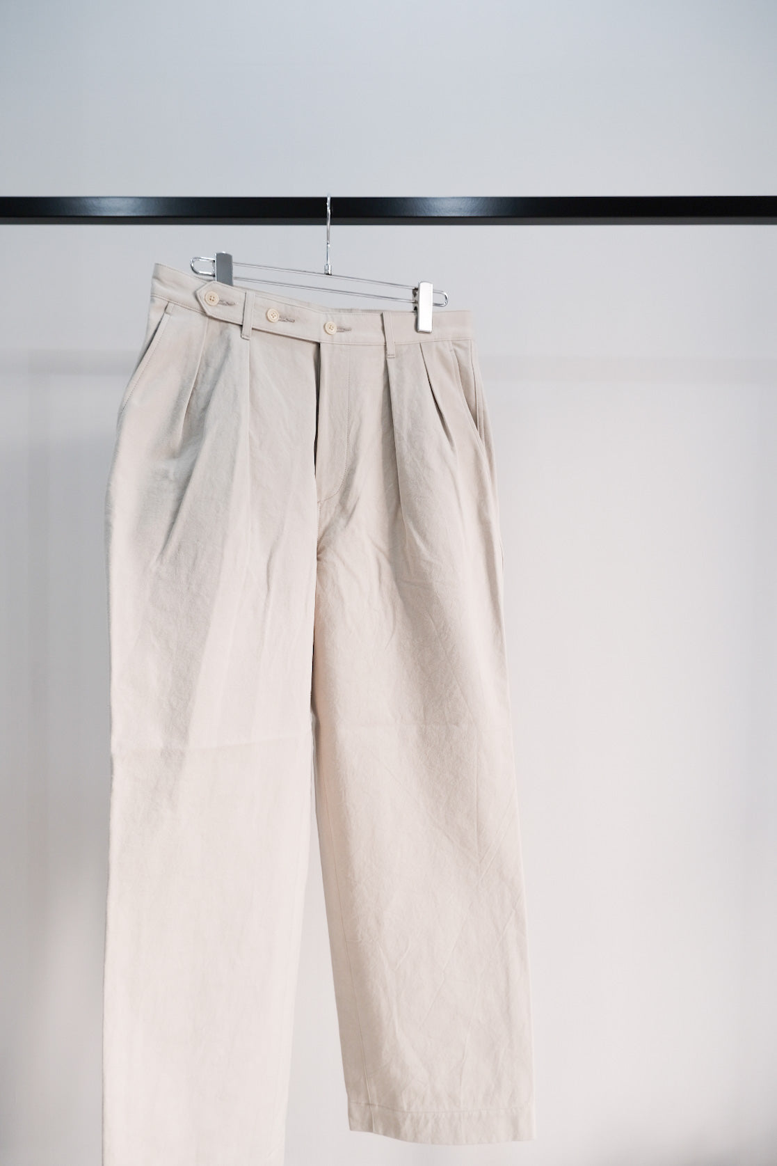 WASHED BIZEN GABADINE TUCKED PANTS